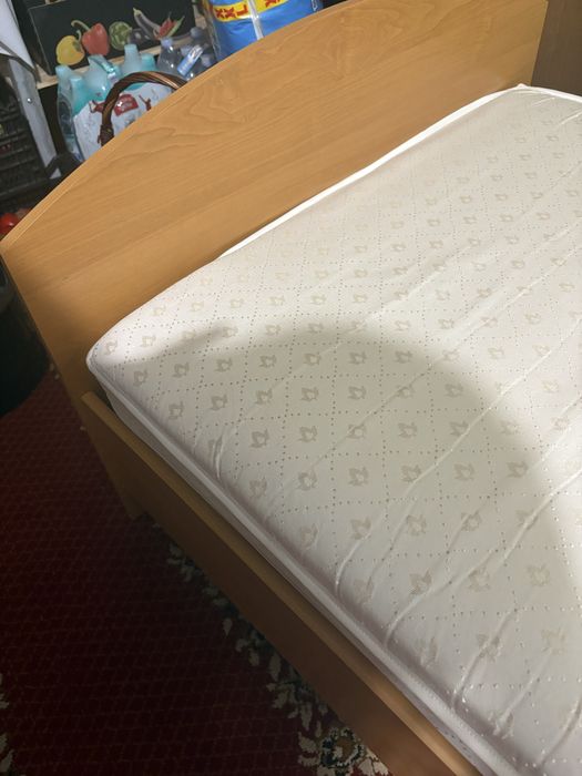 Niezniszczone lozko z materacem 90 cm