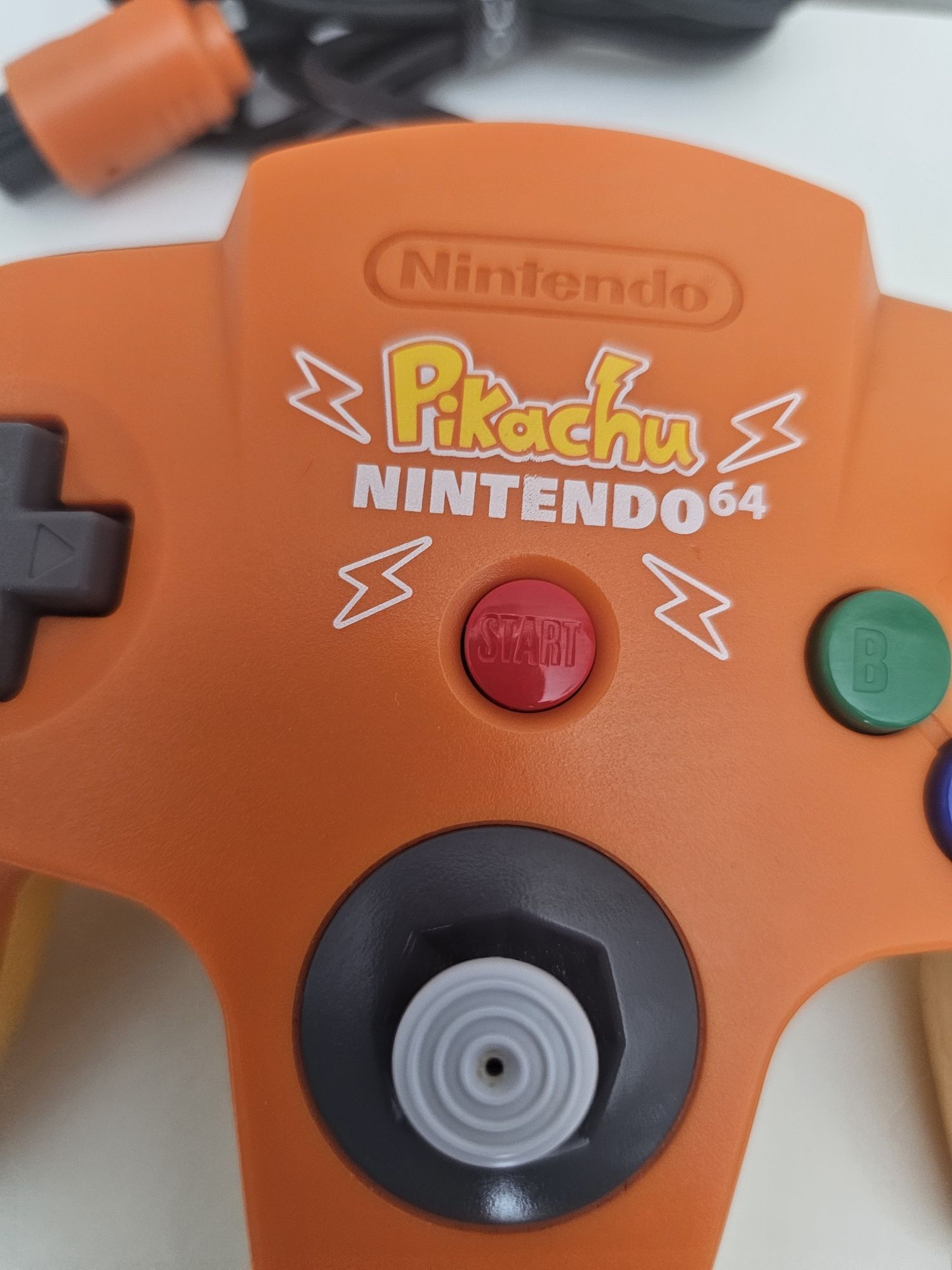 Comando Nintendo 64 Pikachu (edição colecionador)