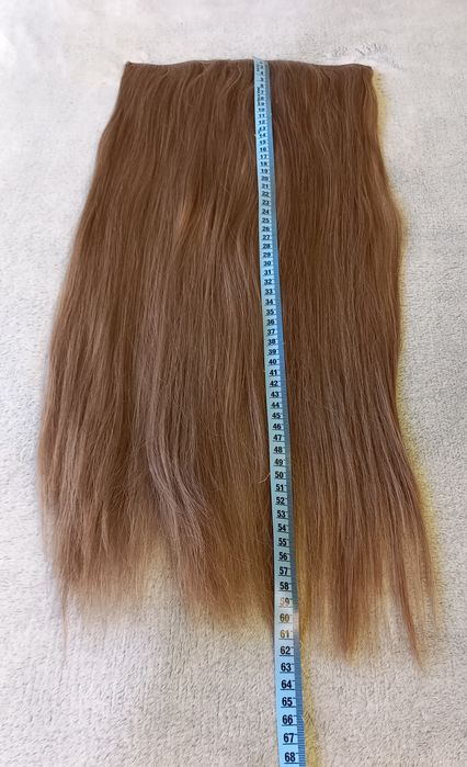 Волосся на трессах русявого кольору