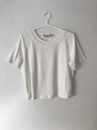 Biały krótki t-shirt z ozdobnym dekoltem vintage