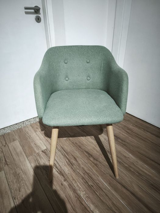 Cadeira verde e madeira