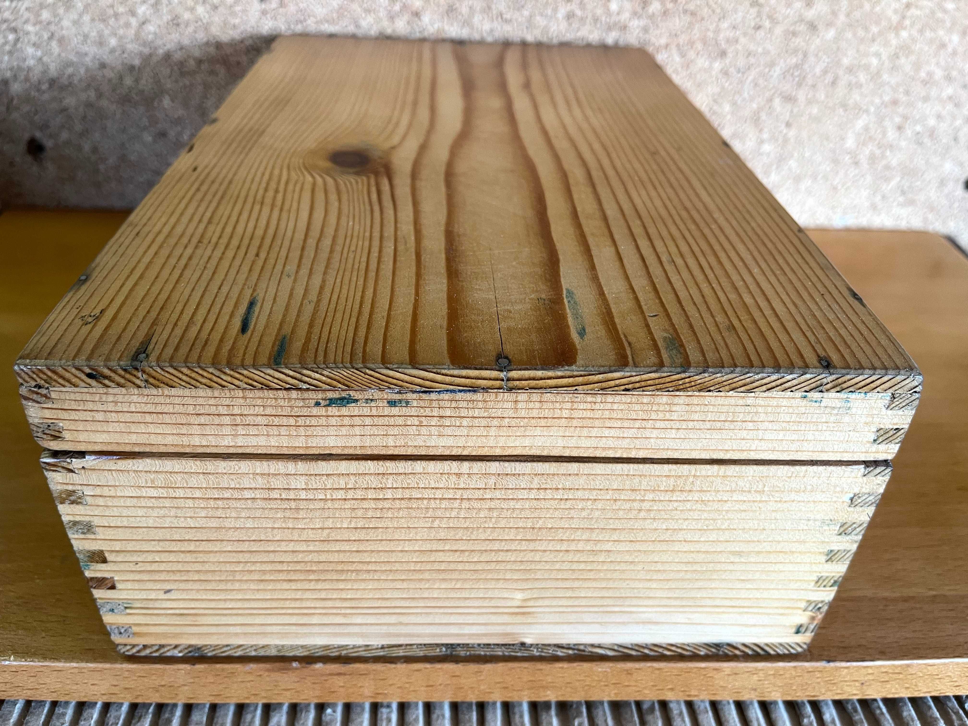 Caixa de madeira com malhetes