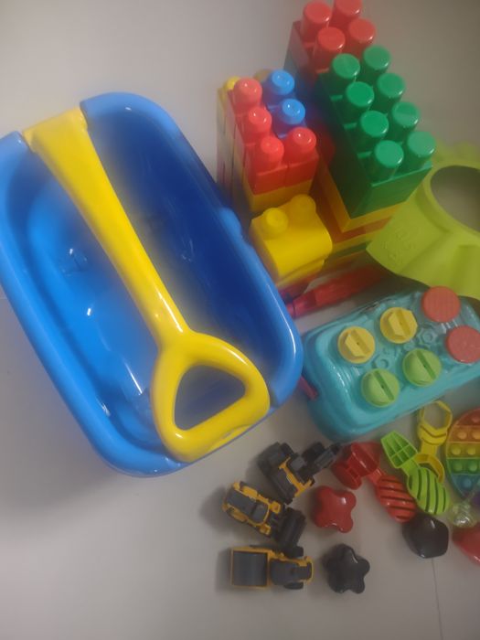 Zabawki: sorter fisher price, klocki, przyczepka, stolik i narzędzia