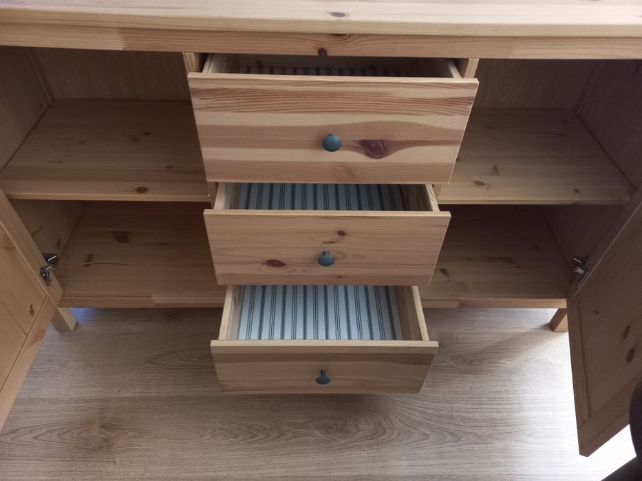 Móvel de madeira com portas e gavetas