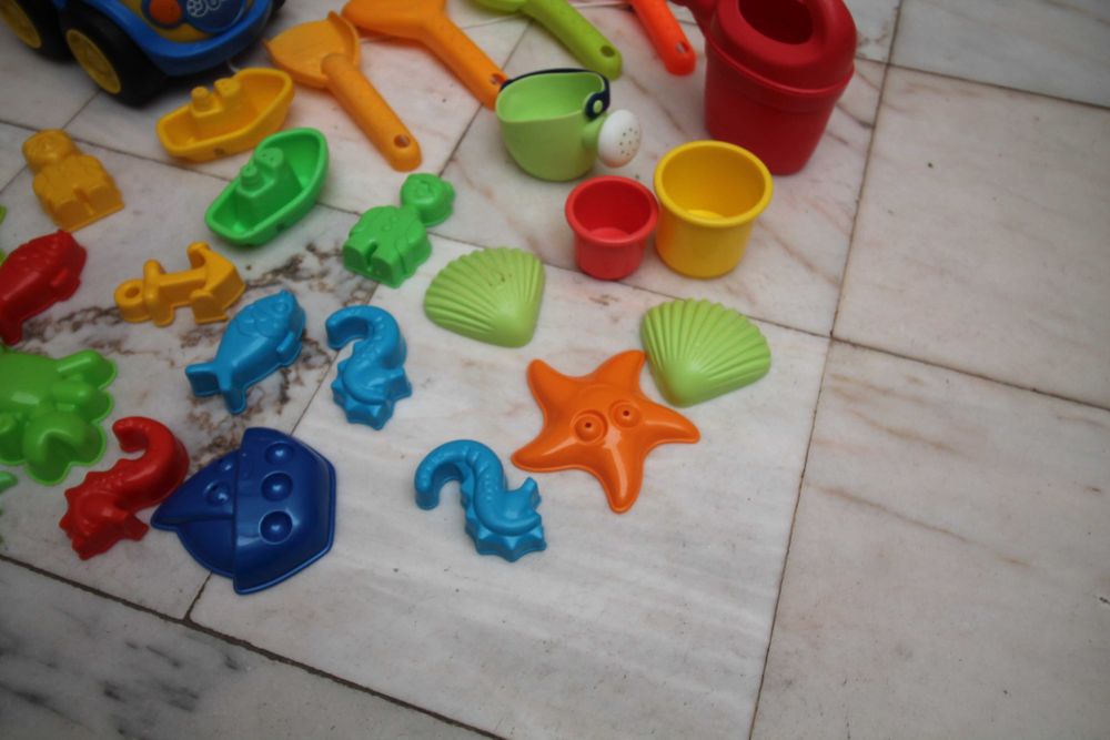brinquedos praia criança
estão como novos