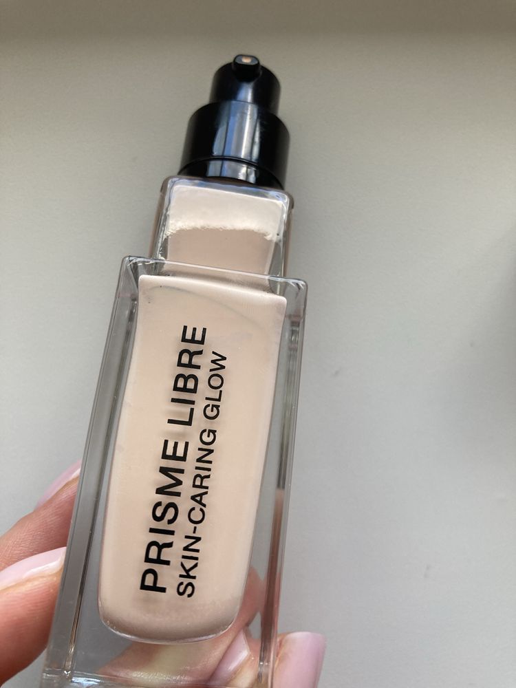 Тональна основа для обличчя Givenchy Prisme Libre Skin-Caring Glow
