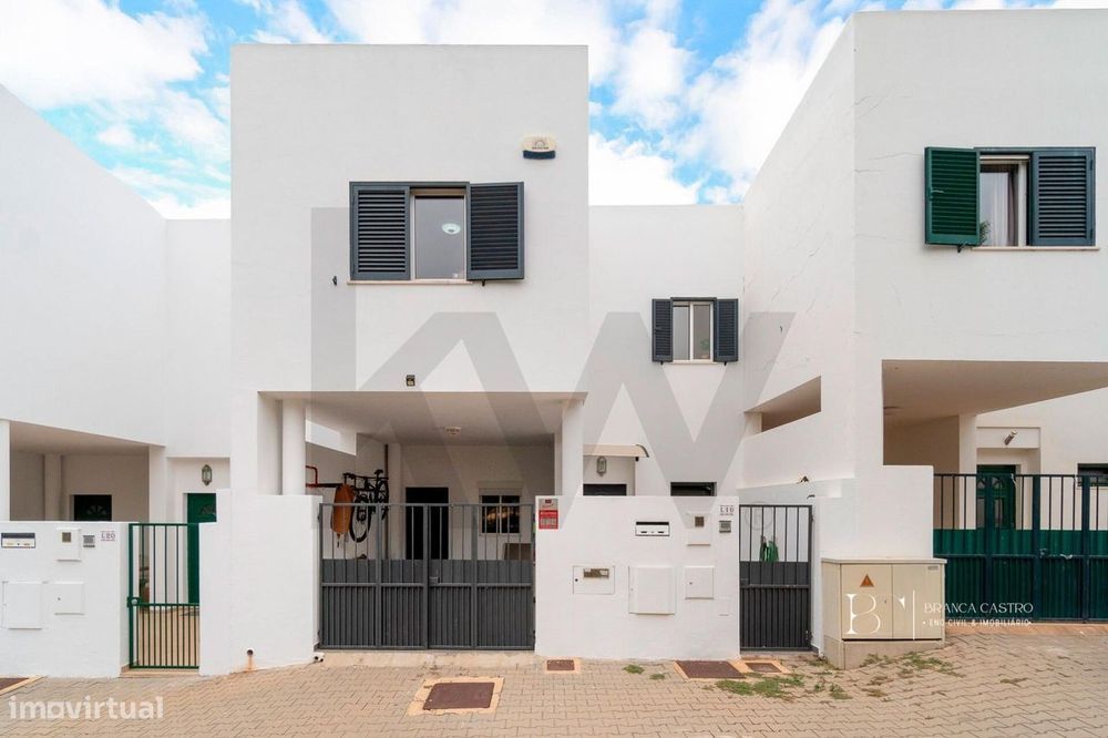 Moradia T3+1 com piscina, 2 pátios, 2 entradas, estacionamento, terren