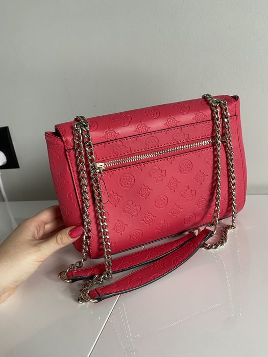 Torebka guess fuksja różowa monogram listonoszka crossbody