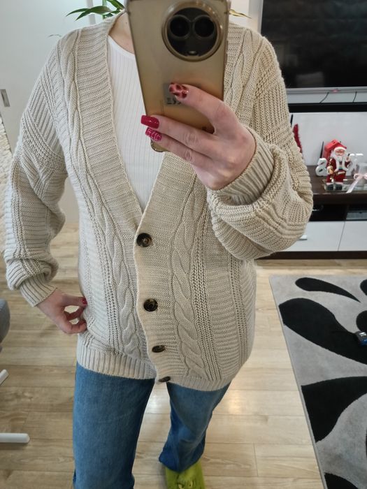 Sweterek kardigan narzutka oversize beżowy na guziki ze splotami