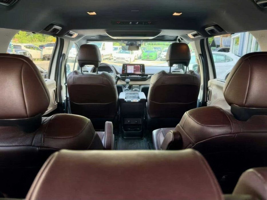 Toyota Sienna Platinum 7-Passenger      2023