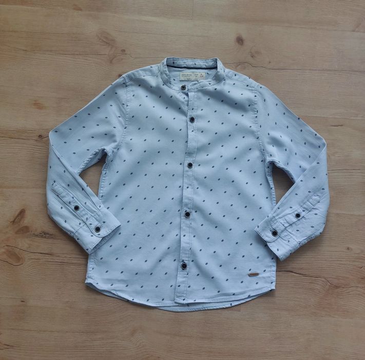 Koszula Zara 116 dł rękaw jasnoniebieska z drobnym wzorem stójką