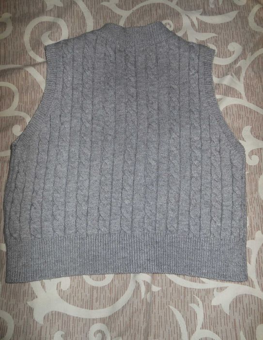 Сірий жилет з V-подібним вирізом