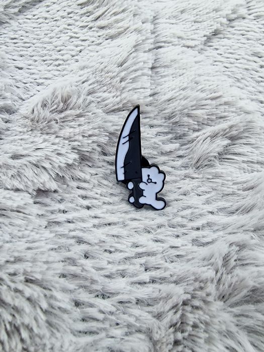 Przypinka pin wpinka broszka alternative kot
horror halloween gothic