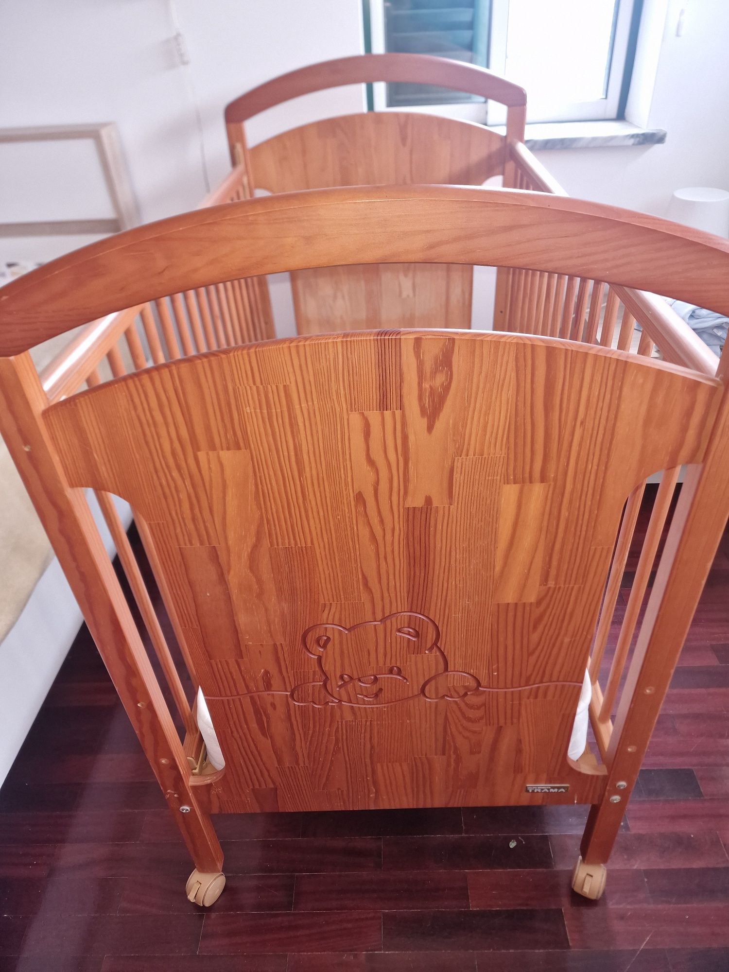 Cama de bebé com colchão