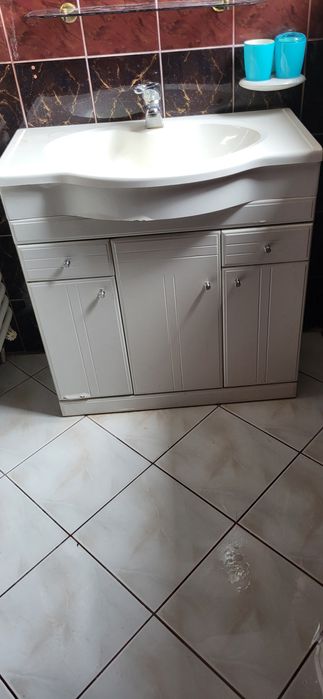 Komplet łazienkowy. Szafka z umywalką, lustrem i szklaną półką