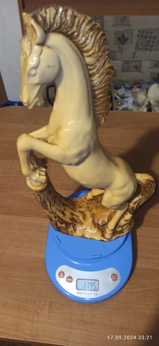 Figurka konia z alabastru