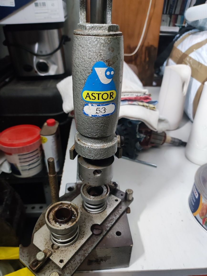 Máquina de forrar botões e crachás Astor