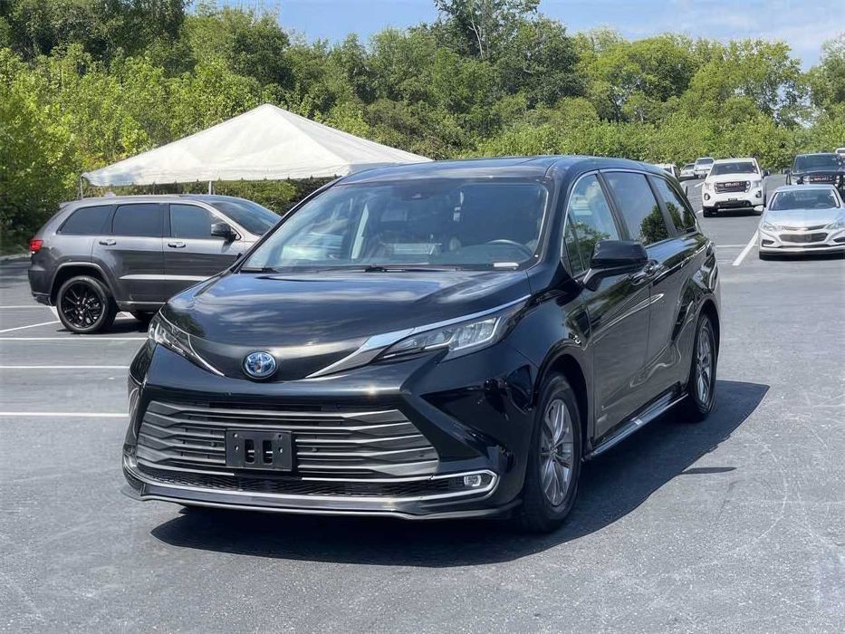 Toyota Sienna XLE 7-Passenger      2021