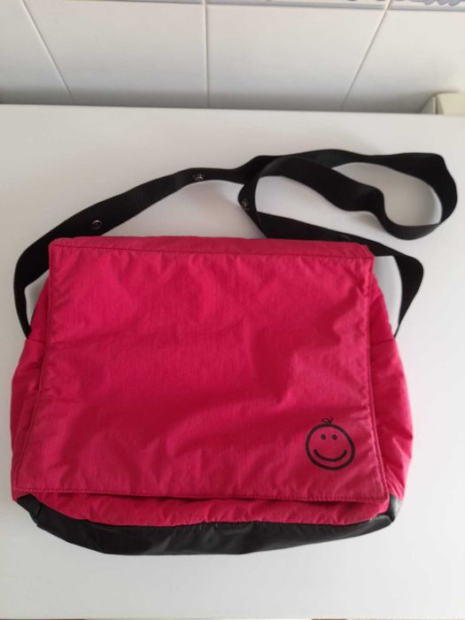 Carrinho de bebé (inclui ovo e saco)