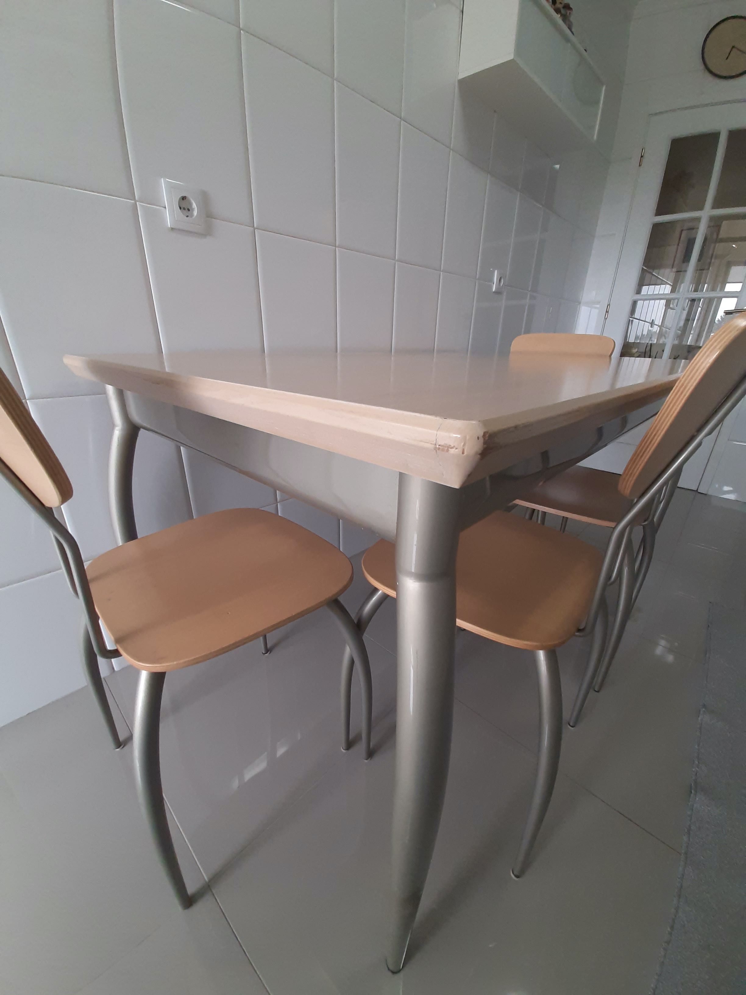 Vendo Mesa em Madeira + 6 Cadeiras