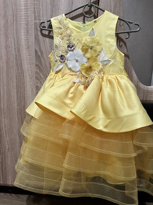 Святкова сукня для дівчинки на ріст 122-128