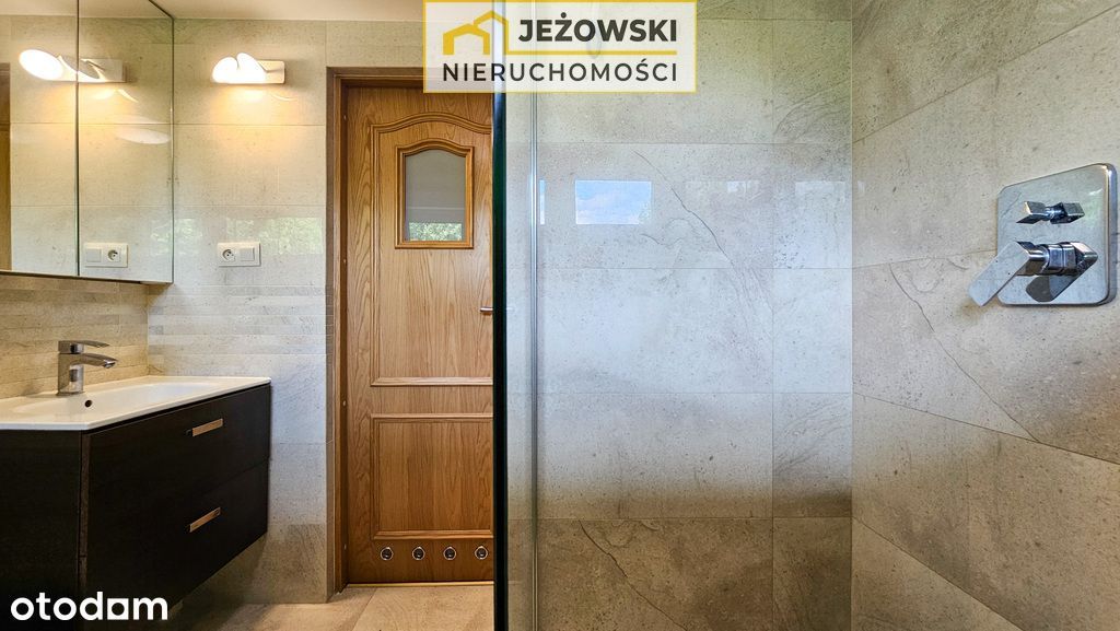 Dom z garażem i dużym ogrodem w Janowcu nad Wisłą.