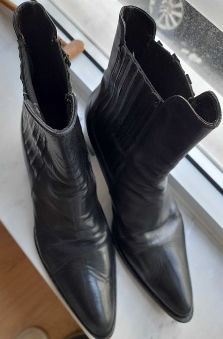 Botas pretas italianas em pele, cano curto.