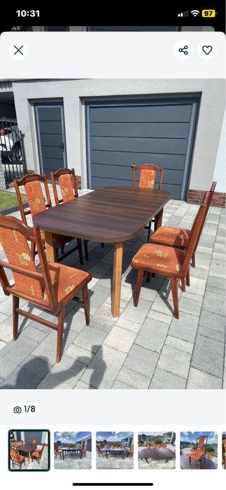 Stół z krzesłami.