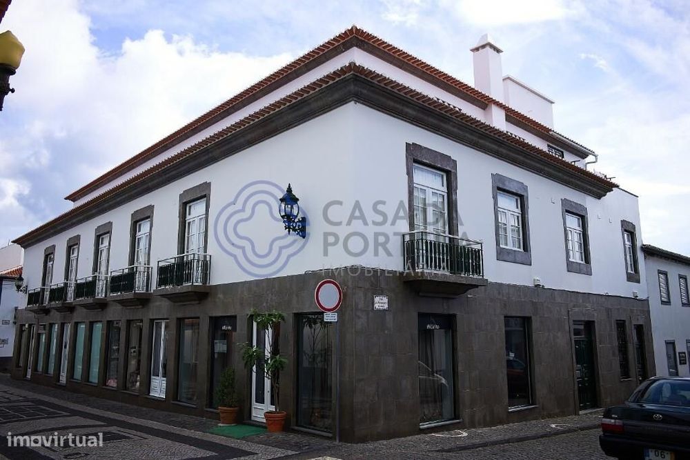 Luxuosa casa com 3 frentes, na rua principal da Praia da Vitória, ilha