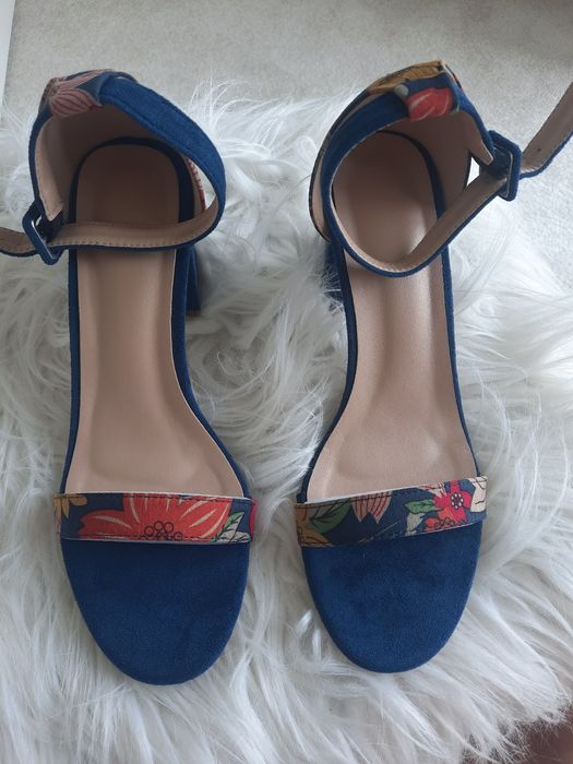 Sandálias novas com salto, tm 38