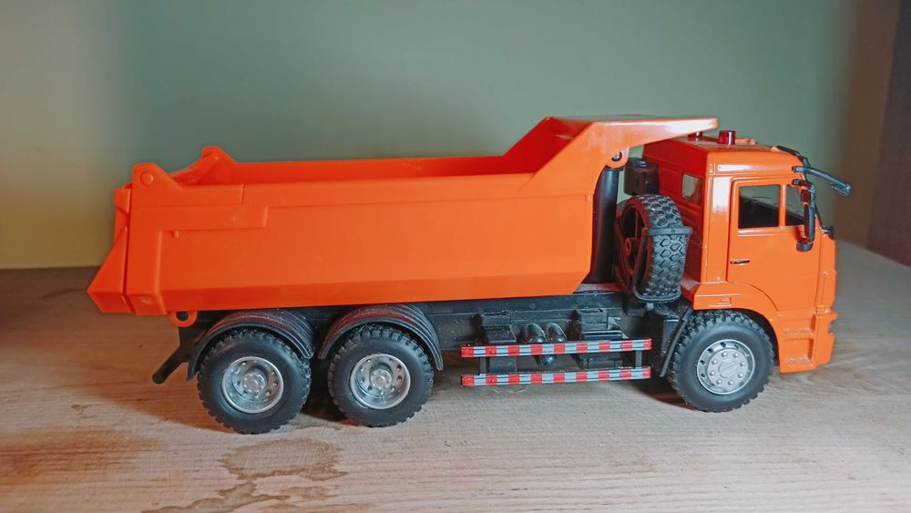 Жовтогарячий самоскид машинка 1/32 - 1/38. Вантажівка.