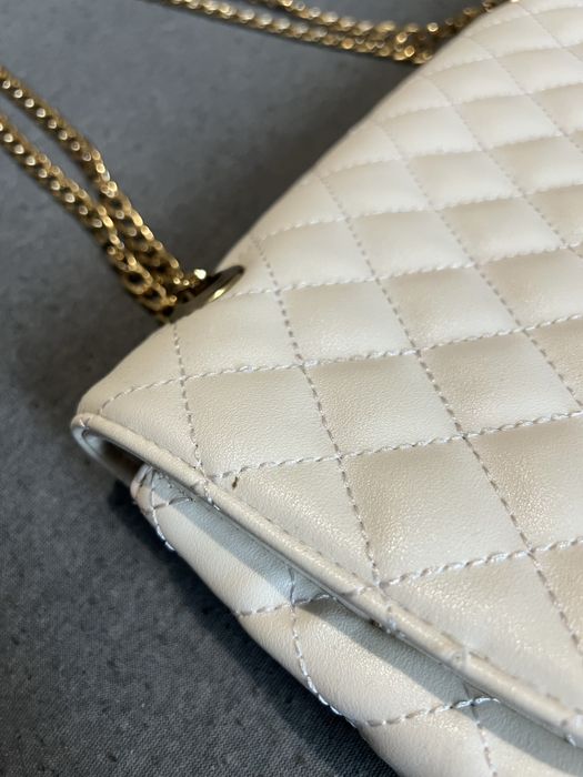 Torebka biała na ramię pikowana złote łańcuchy