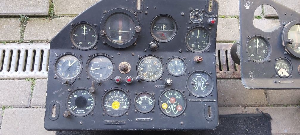 Tablice  i przyrządy nawigacyjne z samolotu  An-2 sprawne