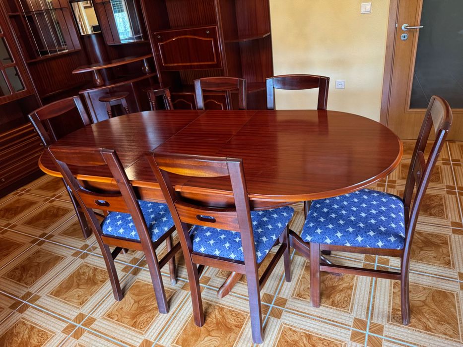 Mobília de sala de jantar completa