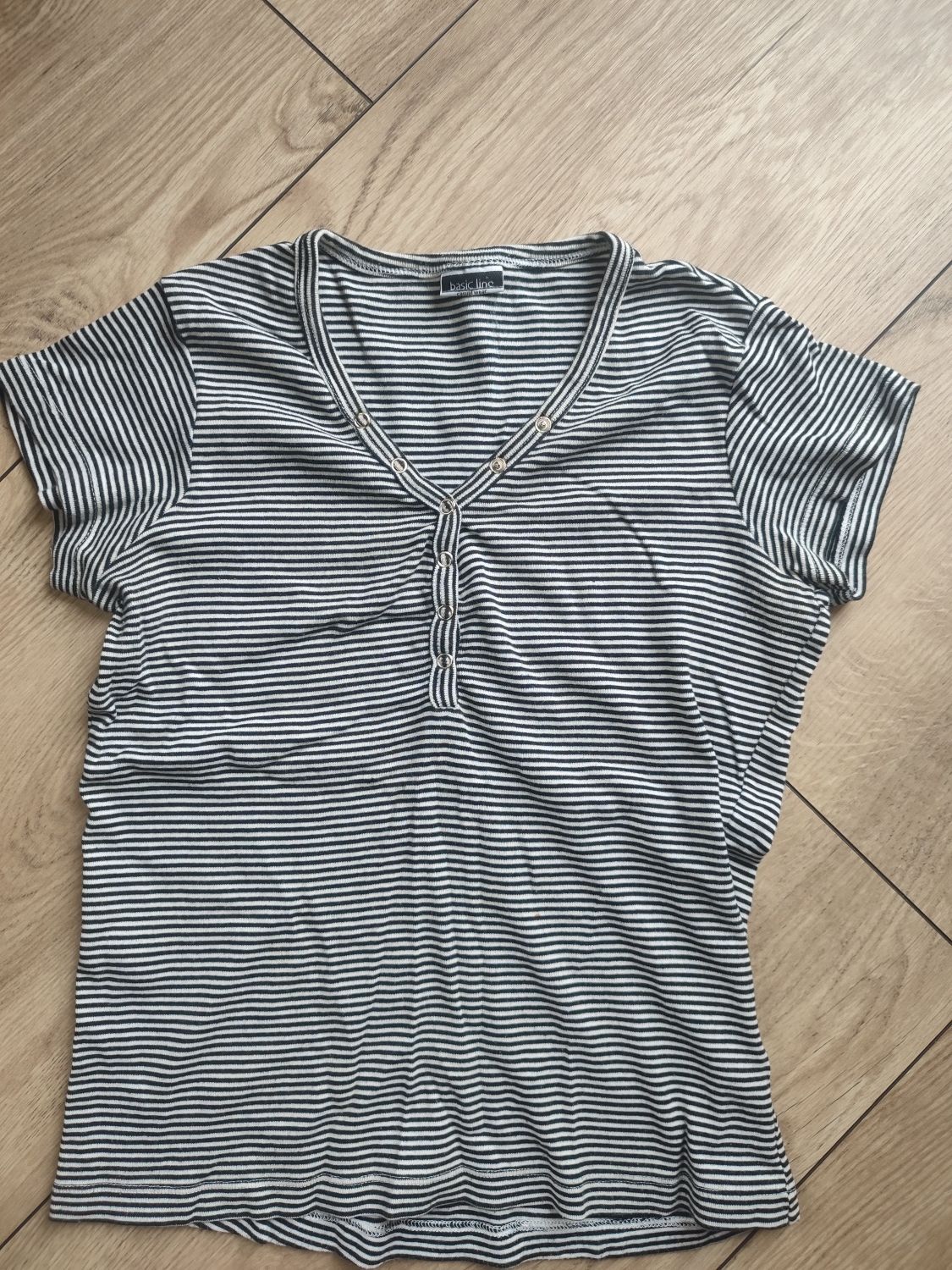 Damski t-shirt z dekoltem w serek