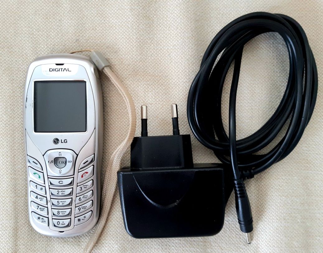 Мобильный телефон LG стандарта CDMA
