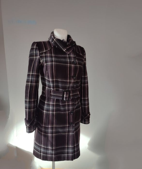 Płaszcz damski w kratę z paskiem 50% wełna