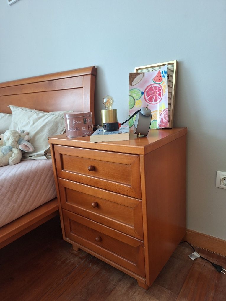Cama e mesinha cabeceira
