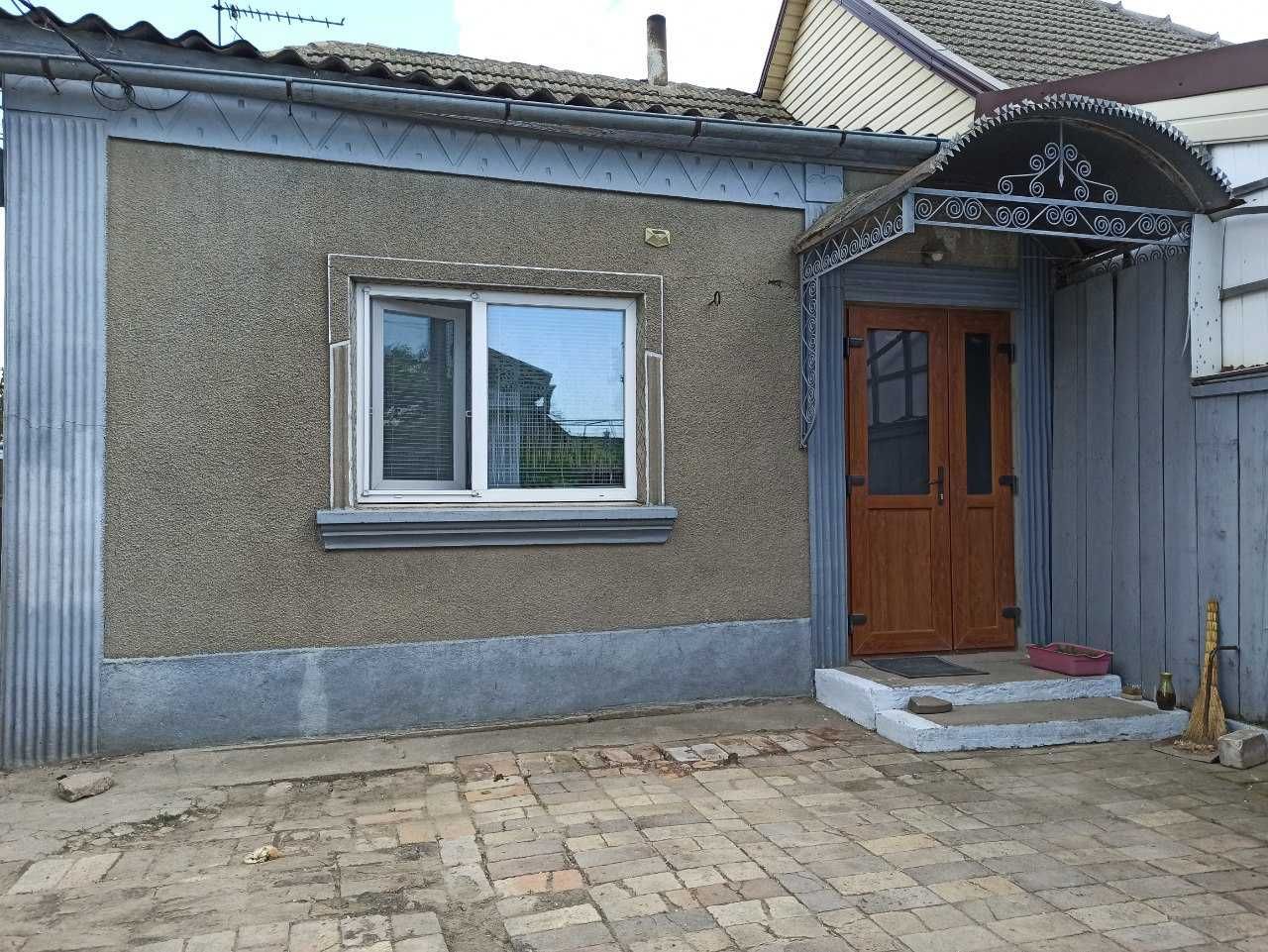 Продам пол дома + флигель.