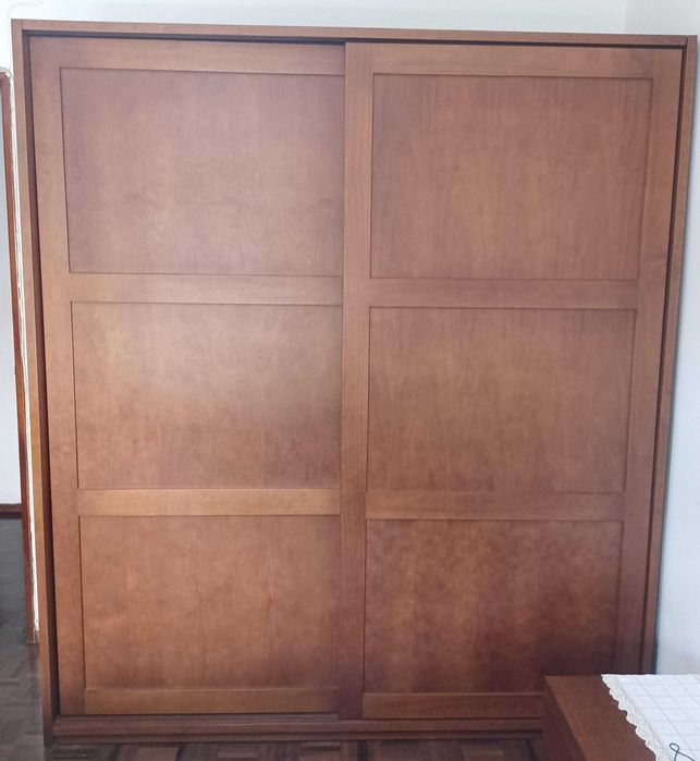 Roupeiro em madeira maciça