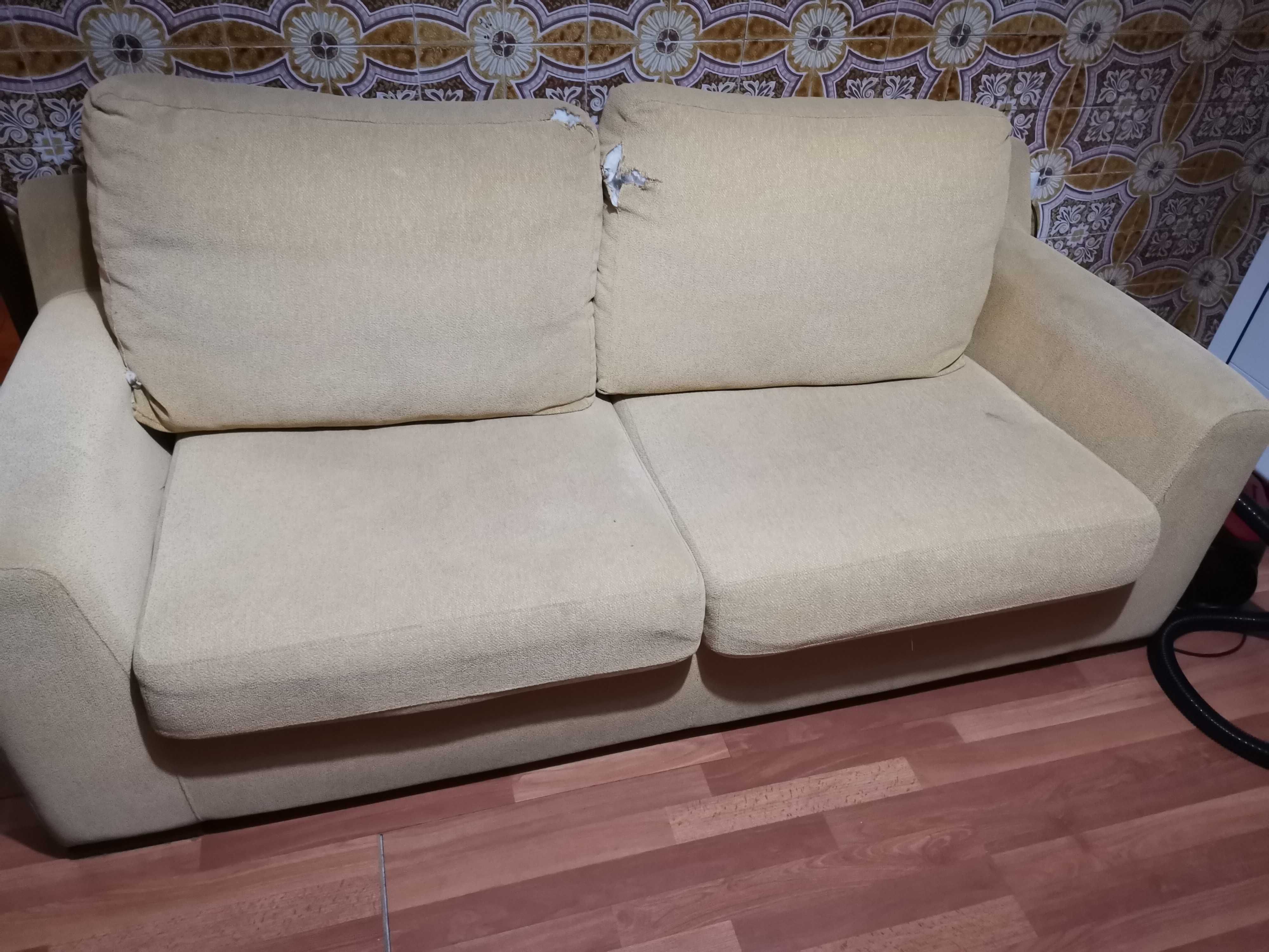2 sofás de sala com desgaste
