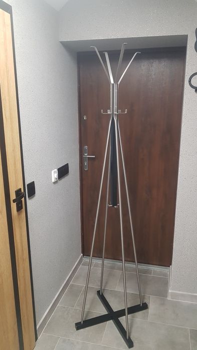 Wieszak stojący metalowy.