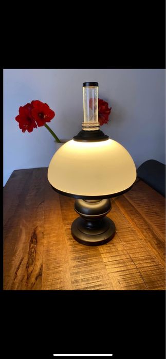 Elegancka , zadbana lampa stołowa