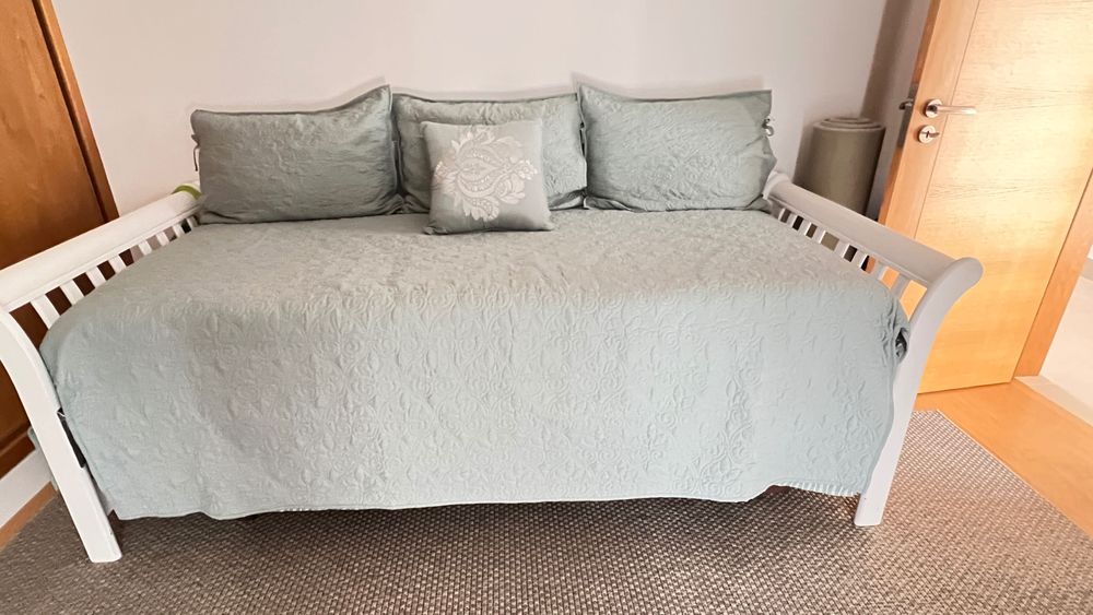 "Day bed". Cama com estrado (conjunto)