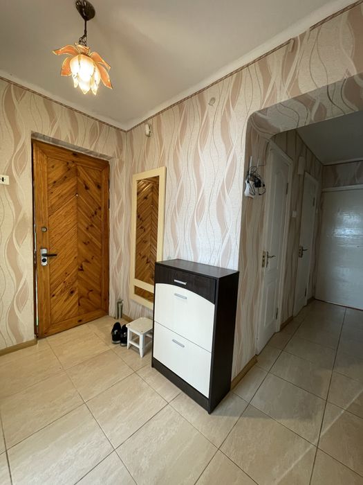 Трикімнатна , доглянута та затишна квартира(!)