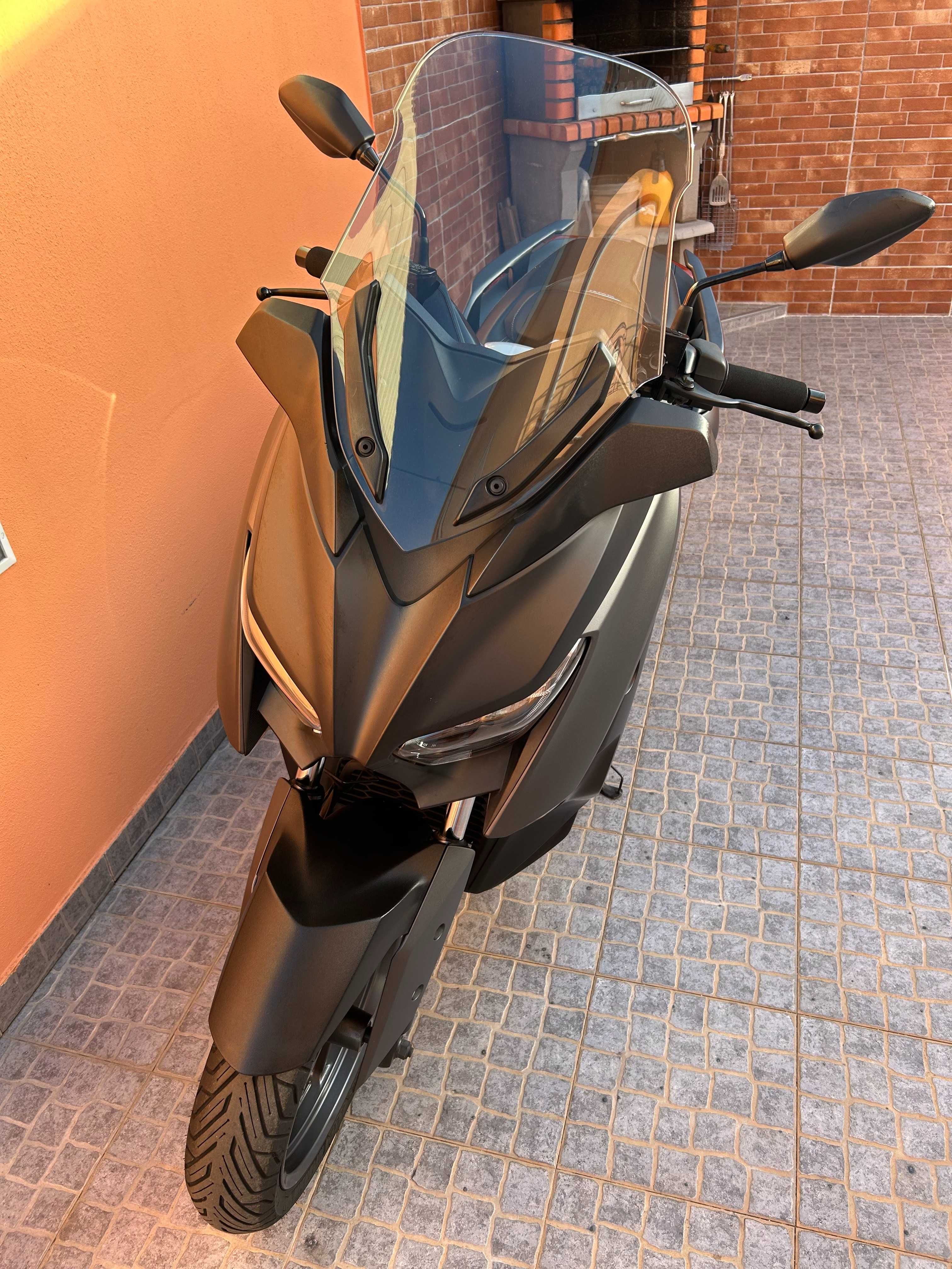Yamaha xmax 300.