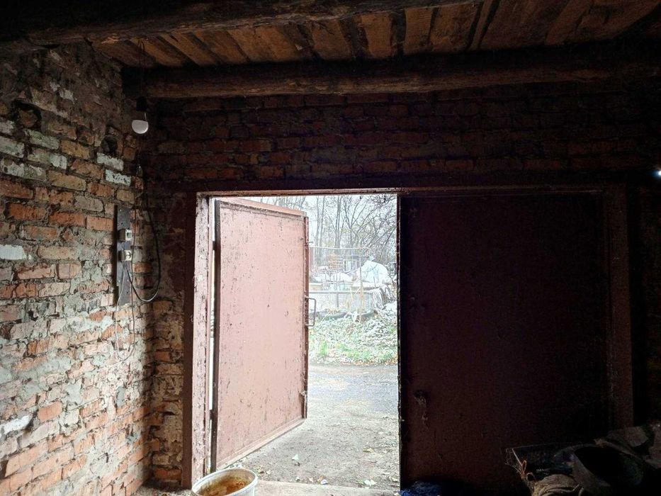 Продаж двох капітальних гаражів