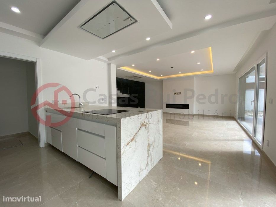 Moradia T4 isolada, com piscina, na Quinta de Valadares, Corroios