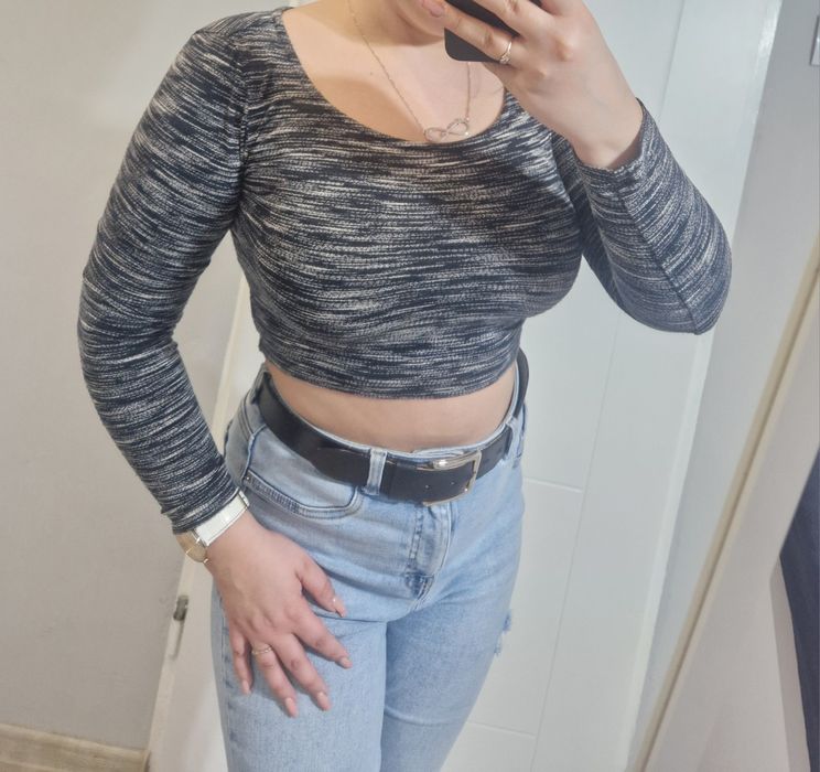 Krótki crop top z długim rękawem