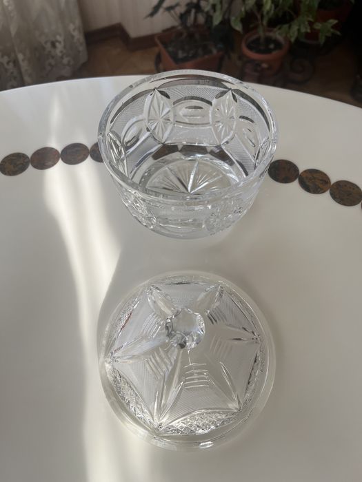 Чехословакия , хрустальная ваза с крышкой